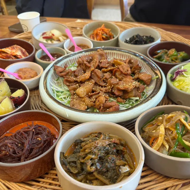 다양한 반찬 구성