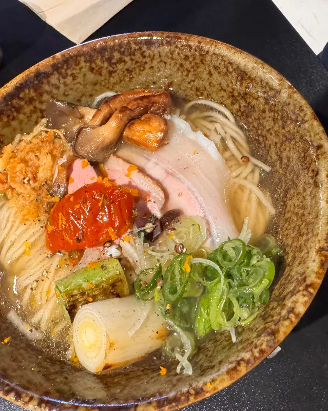 정갈한 라멘 토핑