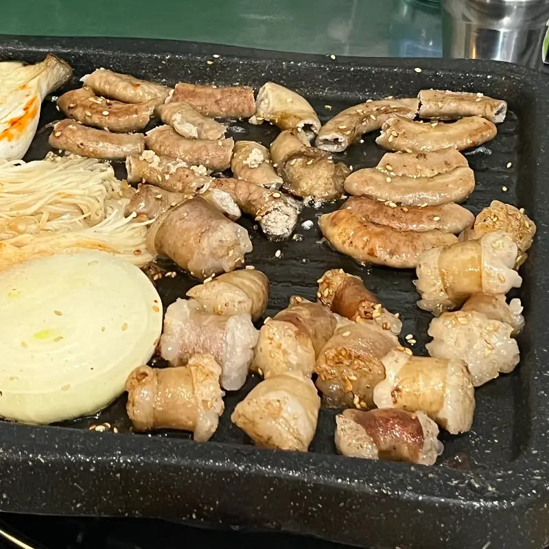 불판 위에 곱창, 대창, 막창