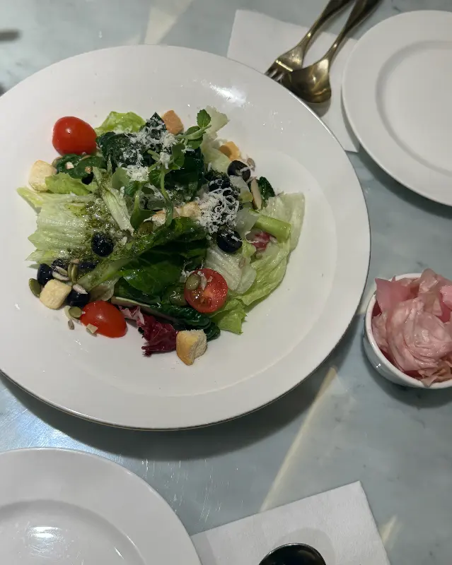 신선한 채소가 가득한 그린 샐러드