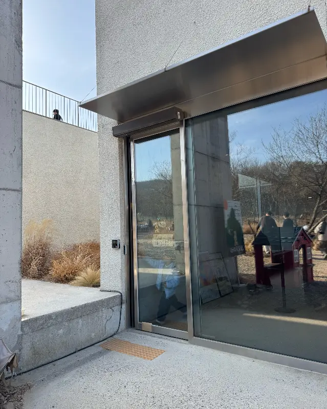 빌리브라운라떼와 페퍼로니 소세지 빵