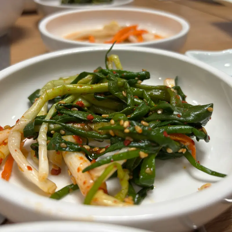 정갈하게 담겨 나온 밑반찬