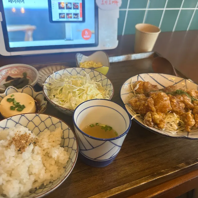 따뜻하고 아늑한 분위기의 마타키테네 내부