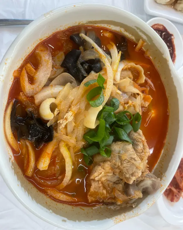 푸짐한 등뼈가 인상적인 등뼈짬뽕