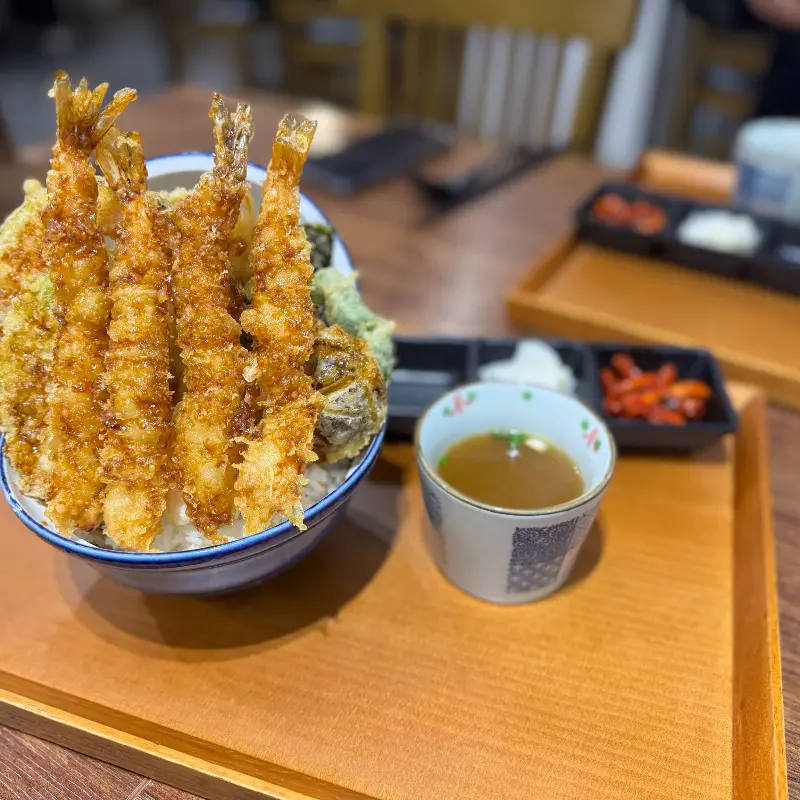 튀김옷이 황금빛으로 빛나는 에비텐동