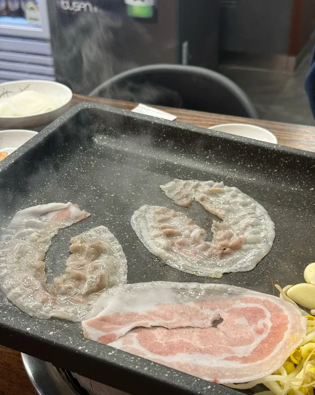 냉삼과 김치, 콩나물을 함께 구워 먹는 모습