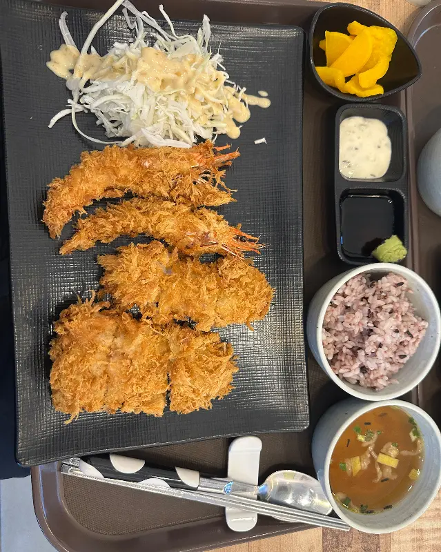 새우튀김과 돈까스 한상 차림