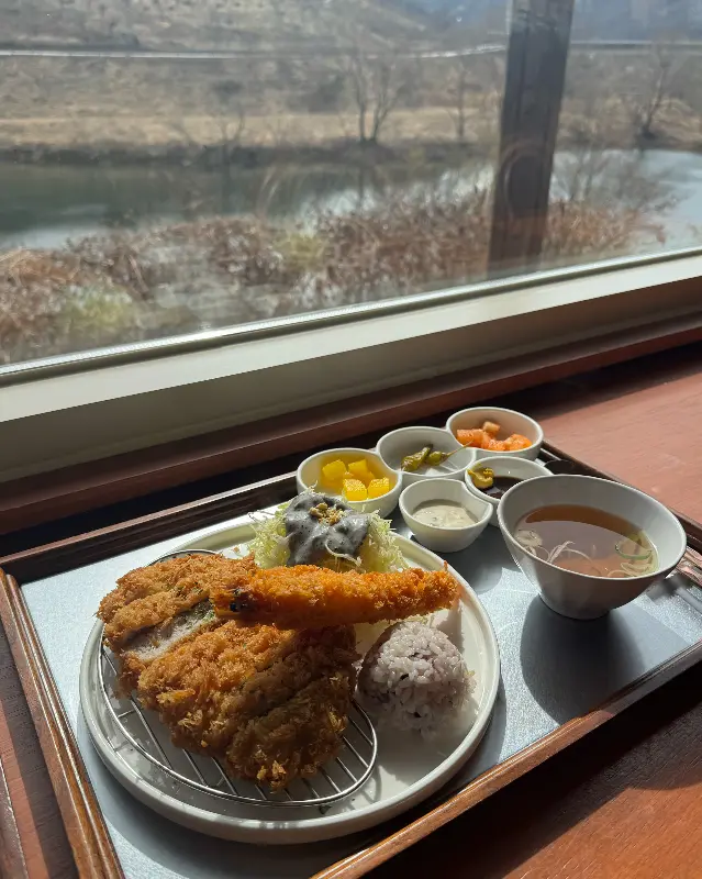 섬진강 뷰와 함께 즐기는 돈까스