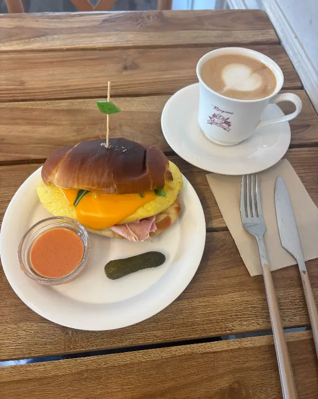 오믈렛 잠봉 샌드위치와 카페 라떼