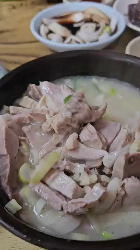 살코기 가득한 국밥