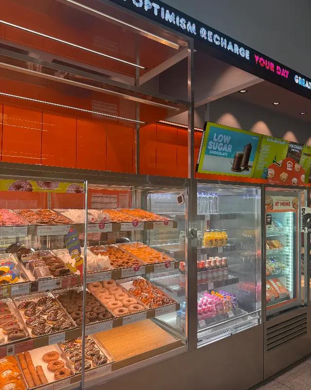 다양한 종류의 도넛이 진열된 쇼케이스