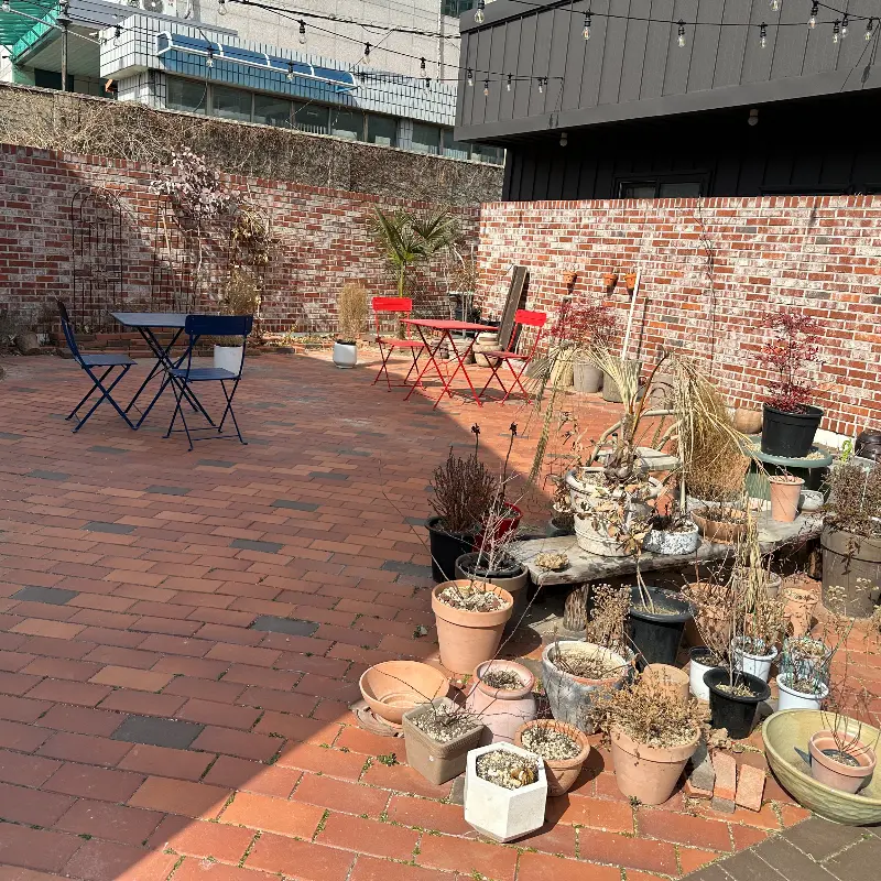 따뜻한 햇살이 가득한 야외 테라스