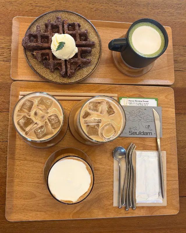 대나무 곡물 크림라떼와 흑미떡플