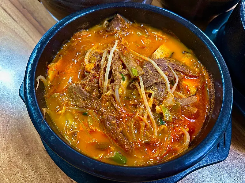 푸짐한 건더기가 인상적인 국밥