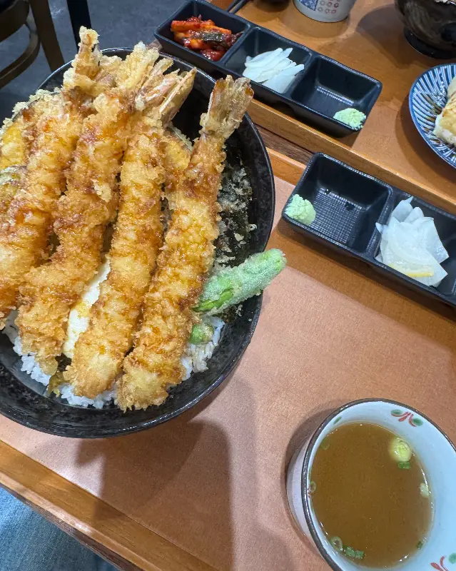 윤기가 좌르르 흐르는 튀김들이 밥 위에 푸짐하게 올려져 있는 텐동