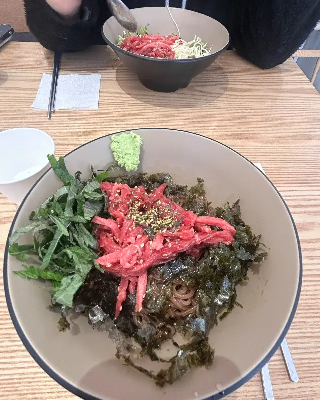 푸짐한 양으로 든든하게 즐길 수 있는 육회 덮밥