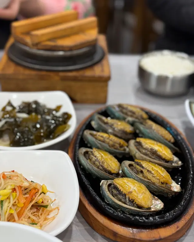 윤기가 흐르는 전복구이