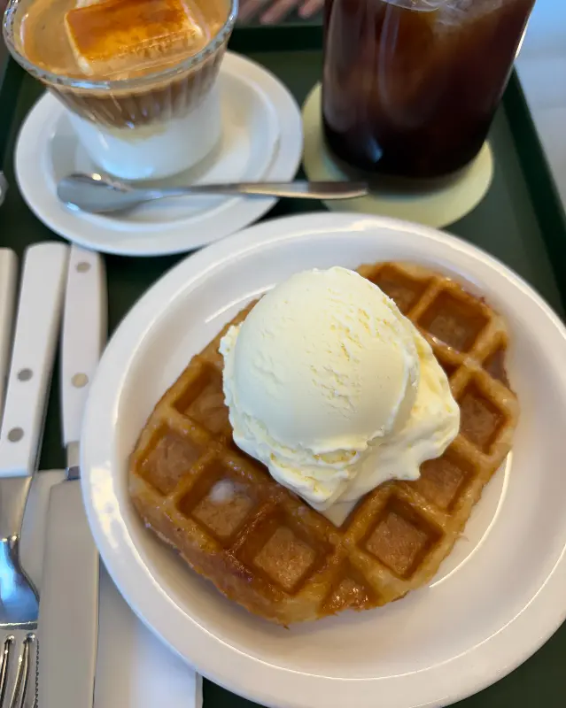 아이스크림 와플과 커피