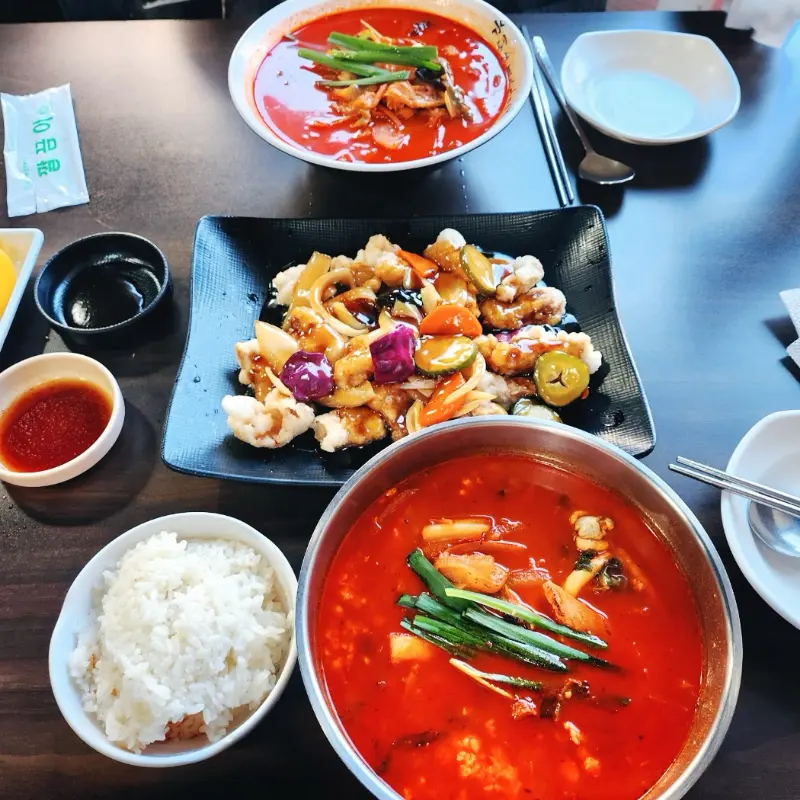 짬뽕과 탕수육 한 상 차림