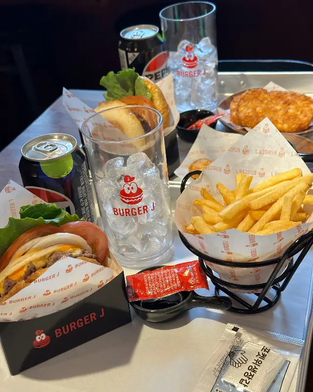 버거제이에서 즐거운 시간을 보내는 사람들