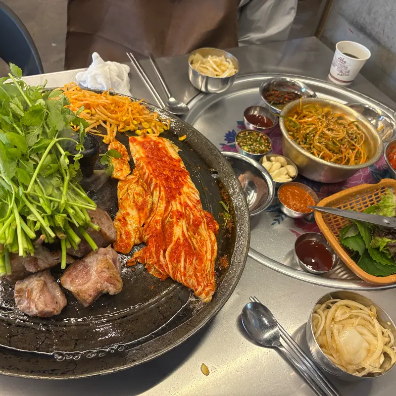 미나리와 김치를 곁들여 먹는 삼겹살, 최고의 조합