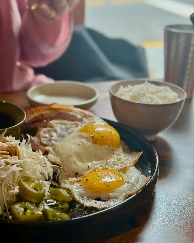 다양한 커피 관련 기구들이 놓여있는 테이블