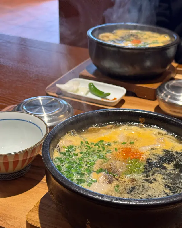 뜨끈한 국물이 매력적인 우동 국밥