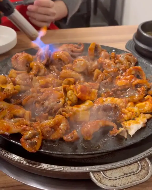 토치로 볶음밥을 화려하게 구워주는 모습