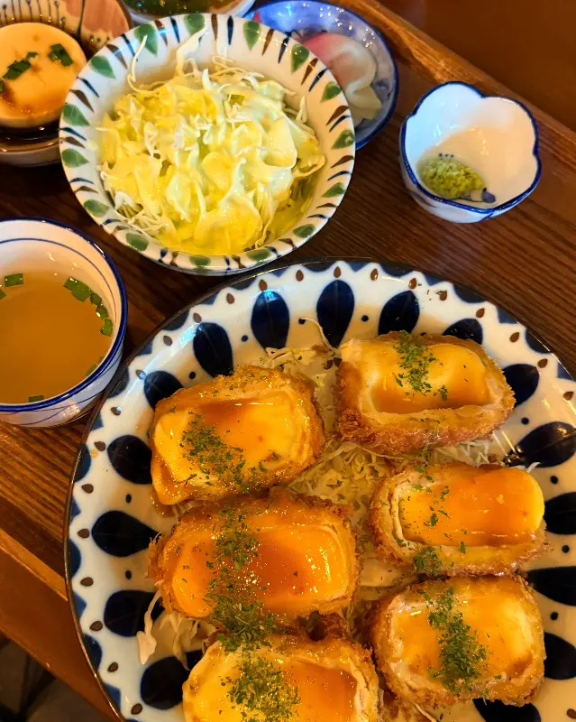 한상 가득 차려진 치즈카츠 정식