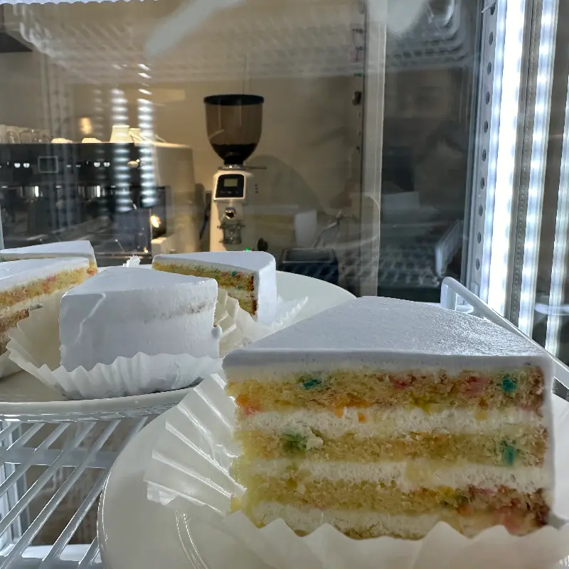 쇼케이스 안의 케이크