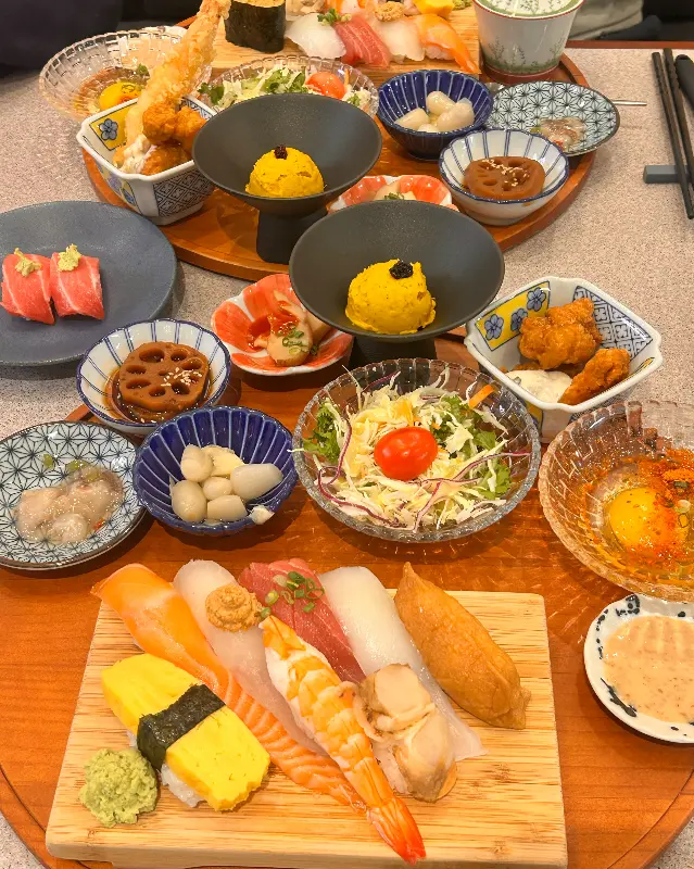 다채로운 곁들임 요리, 스시와 환상의 궁합을 자랑합니다.