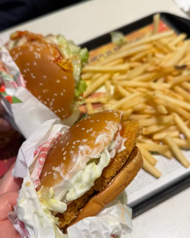 상하이 버거와 감자튀김