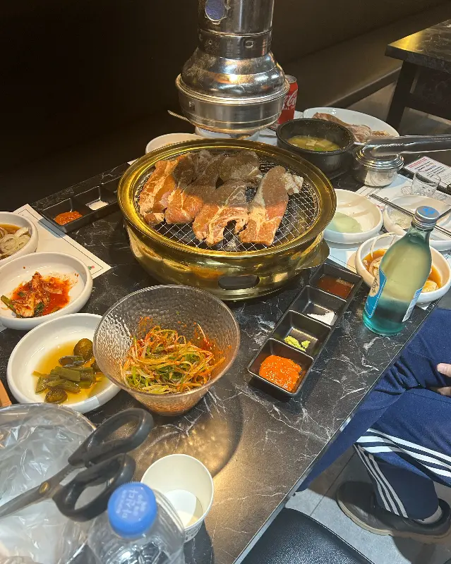 푸짐하게 차려진 고기 한 상 차림