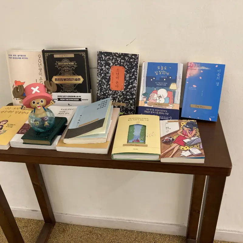 카페 내부의 아기자기한 소품