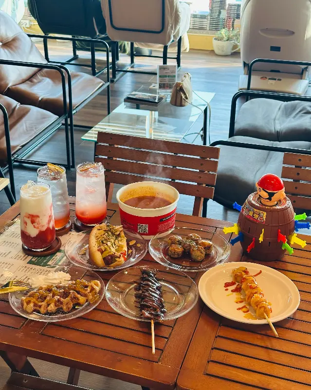 다양한 간식과 음료를 즐기며 여유로운 시간을 보낼 수 있다.