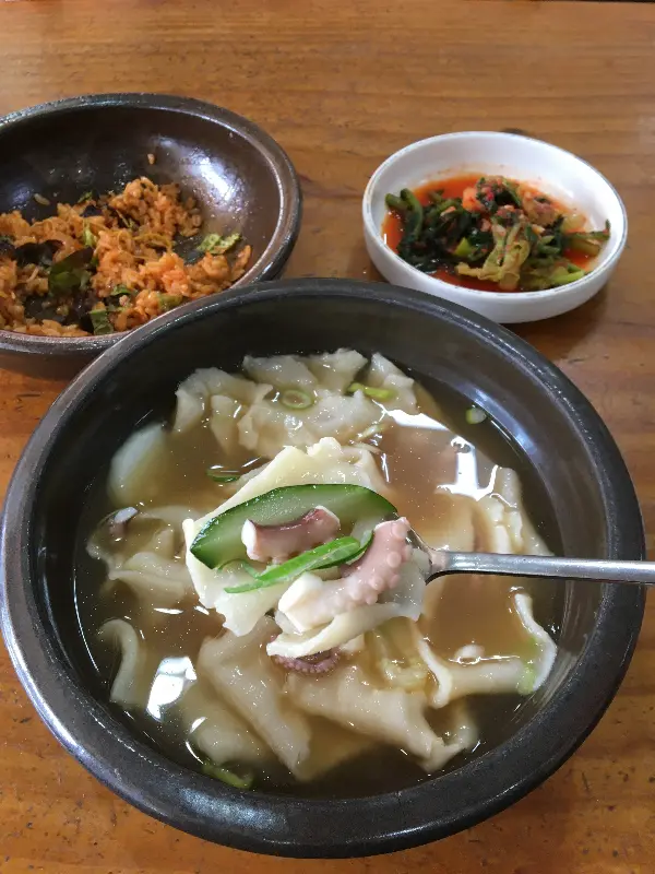 낙지 한 마리가 통째로 들어간 수제비