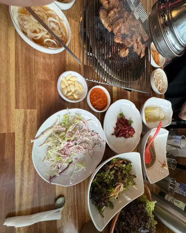 푸짐하게 차려진 밑반찬