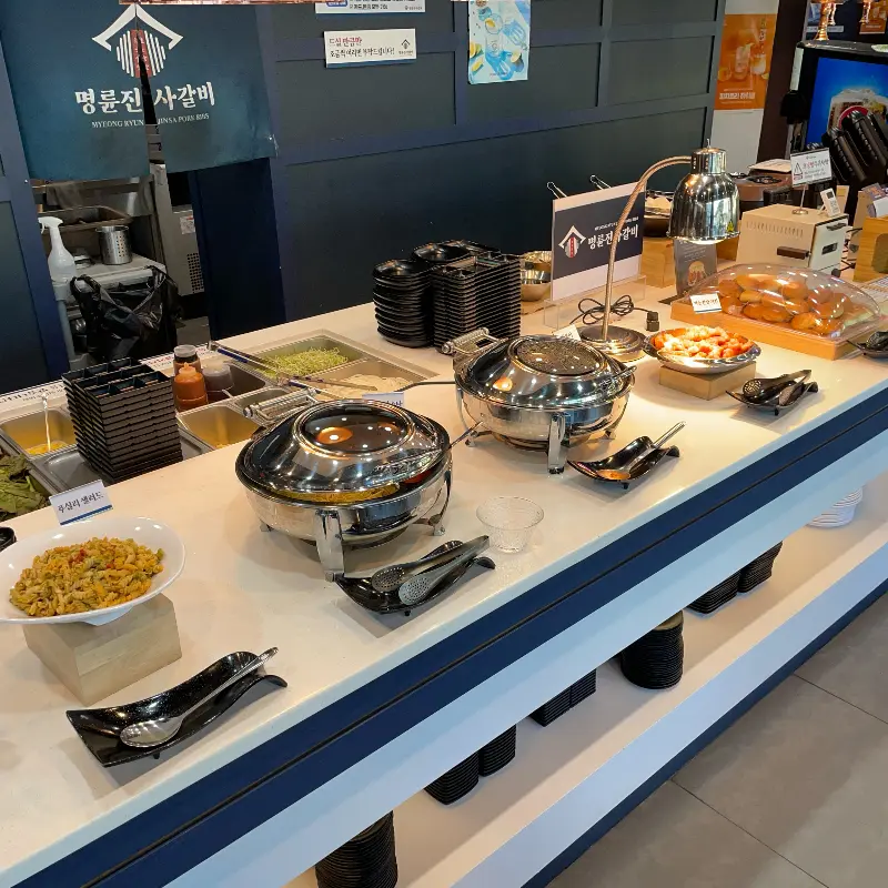 다양한 메뉴가 준비된 셀프바