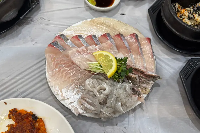 다양한 종류의 회가 담긴 모듬회