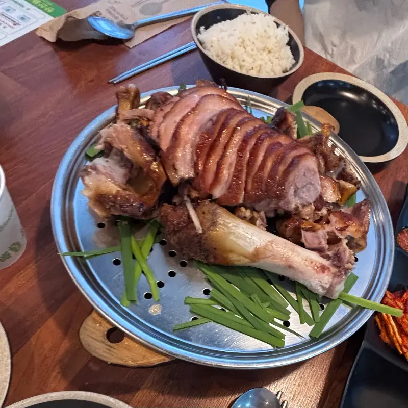 윤기가 흐르는 족발