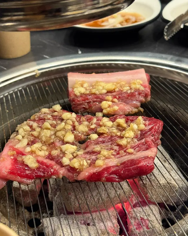 숯불 위에서 맛있게 익어가는 갈비
