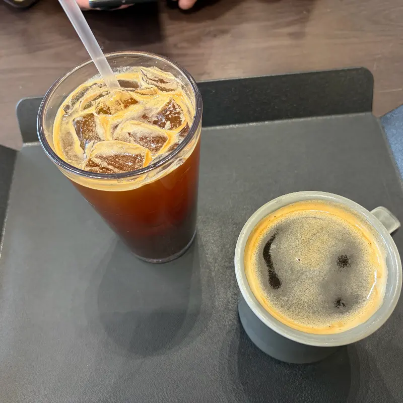 아이스 아메리카노와 따뜻한 커피