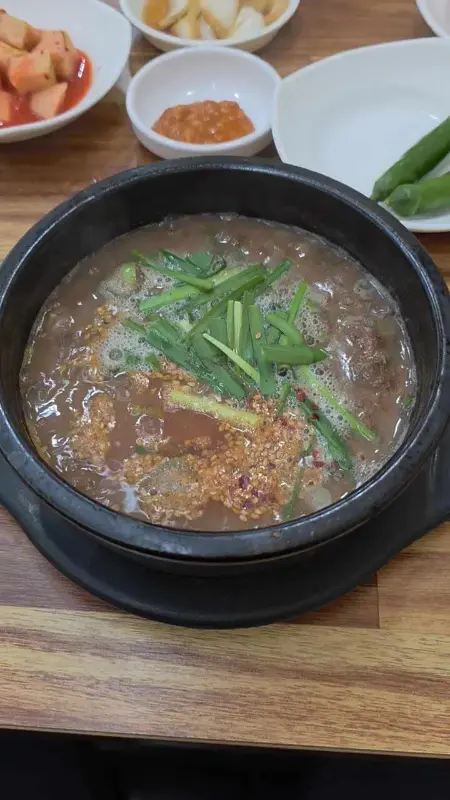 고사리 해장국에 파와 고춧가루가 올려진 모습