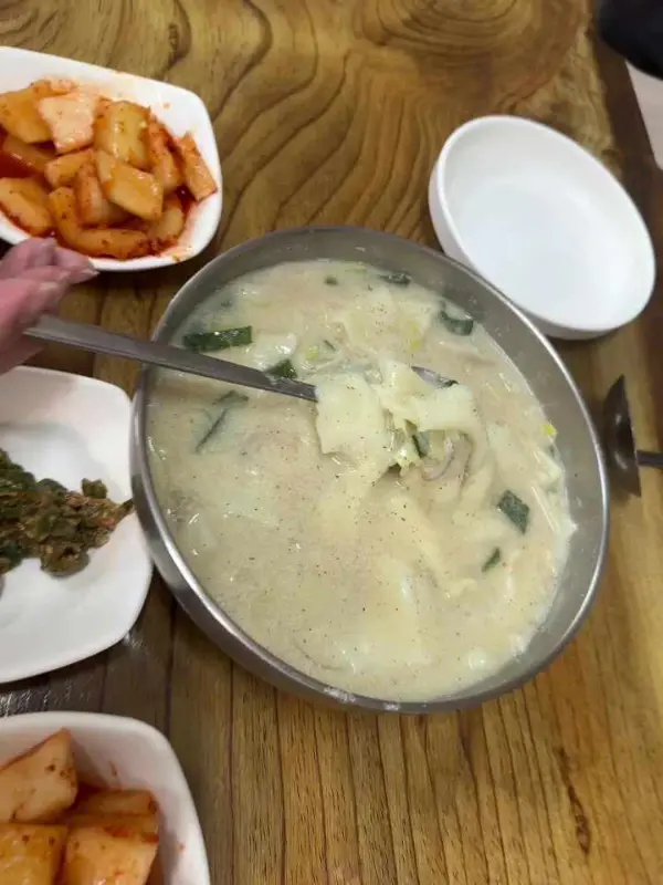 들깨의 고소함이 가득한 들깨 수제비