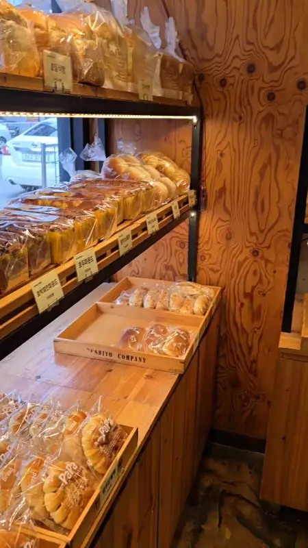 다양한 식빵 진열 모습