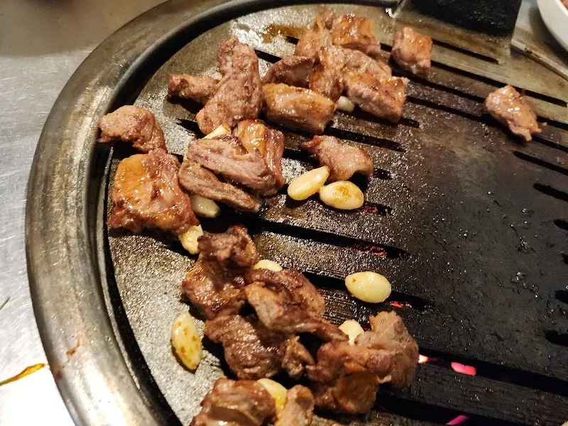 연탄불 위에서 노릇하게 구워지는 갈매기살