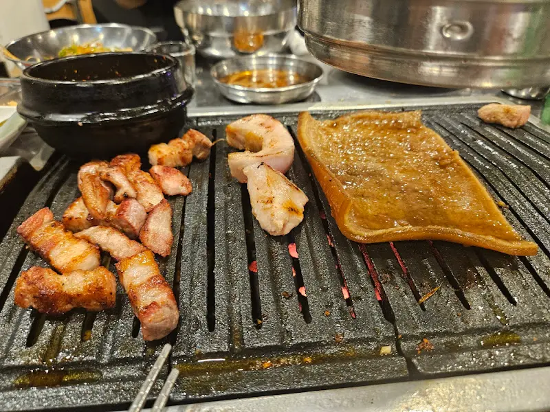 잘 익은 삼겹살과 항정살