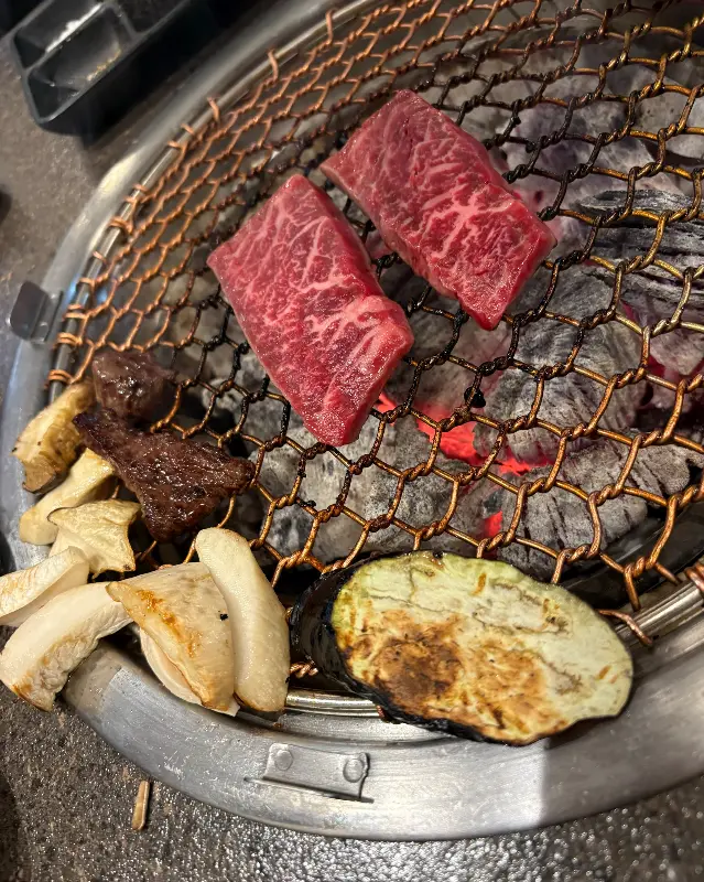 숯불에 구워지는 고기