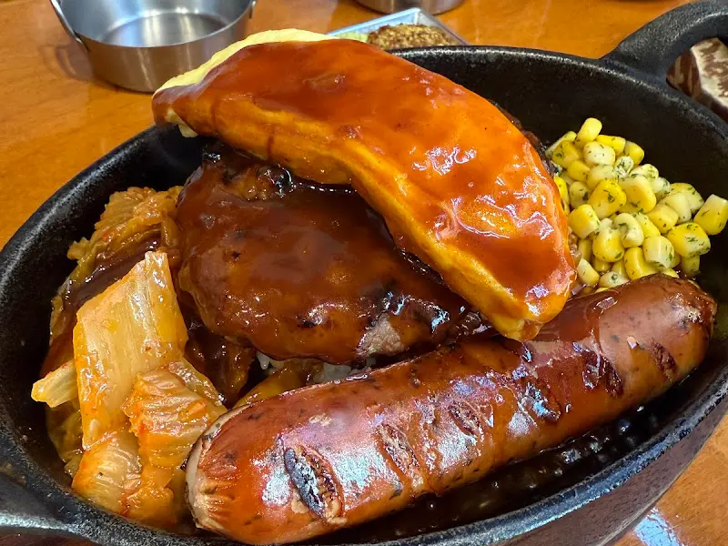 푸짐하게 차려진 헤비스테이크의 메뉴