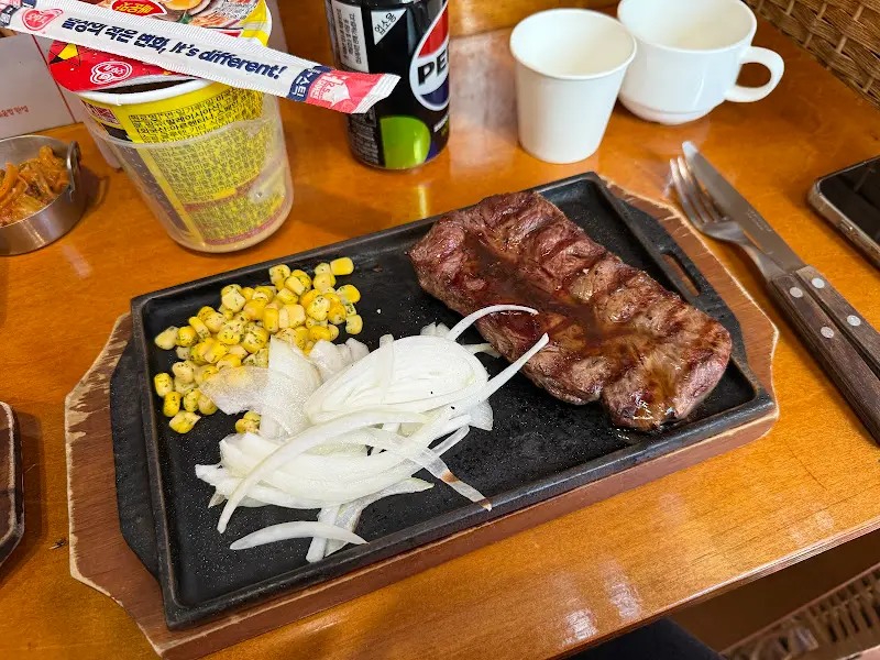 헤비스테이크에서 제공되는 푸짐한 스테이크 한 상